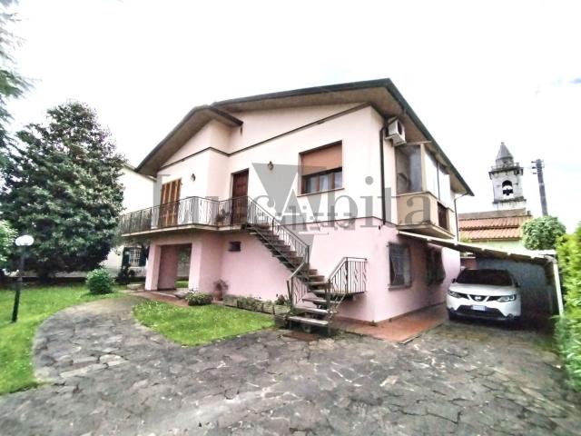 Case e ville in vendita di 260 m² in Viale G. Puccini, 1881