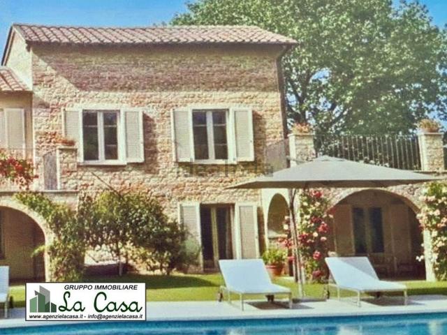 Case e ville in vendita di 260 m² in Circonvallazione Savi