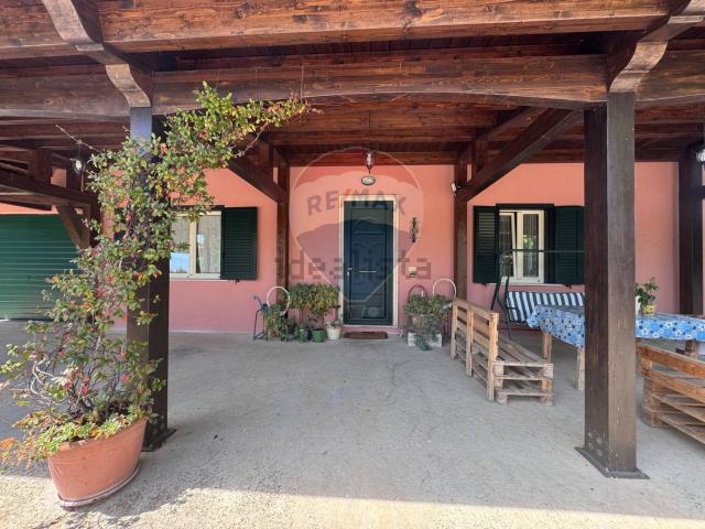 Case e ville in vendita di 260 m² in Strada Comunale Santa Maria de Foras, 4