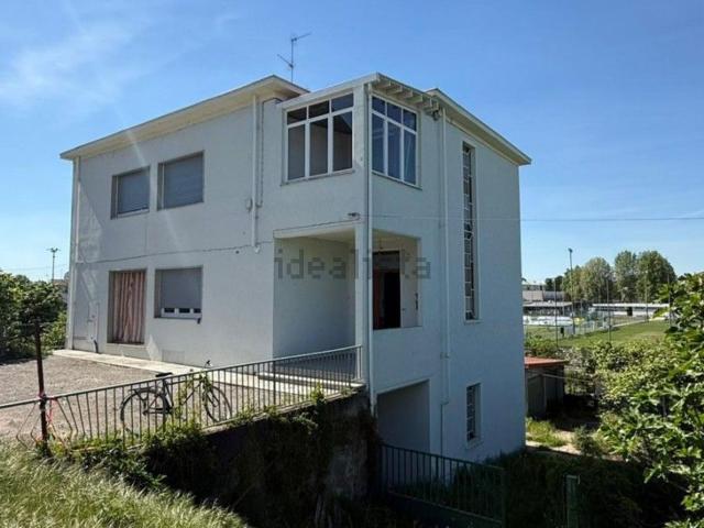 Case e ville in vendita di 260 m² in Strada Vecchia Vercelli, 14