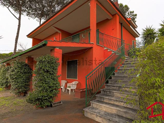 Case e ville in vendita di 261 m² in Via Cesare Pascucci, 7