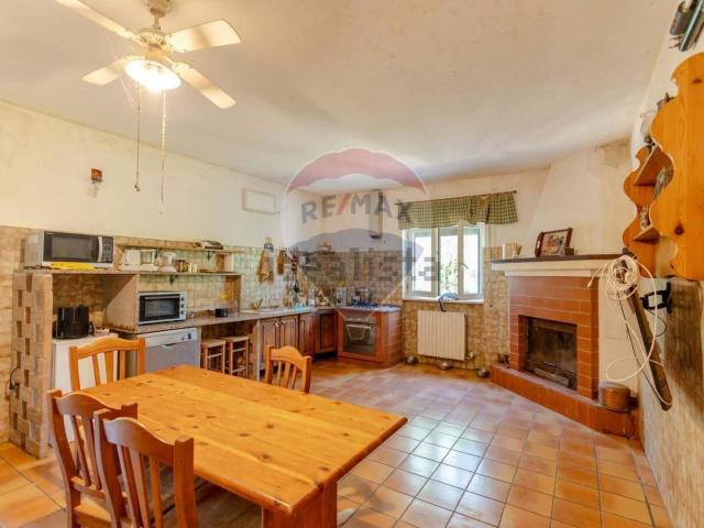 Case e ville in vendita di 261 m² in Via Crispiano, 132