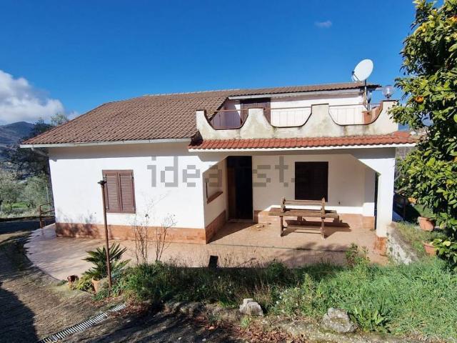 Case e ville in vendita di 262 m² in Via Muraccia