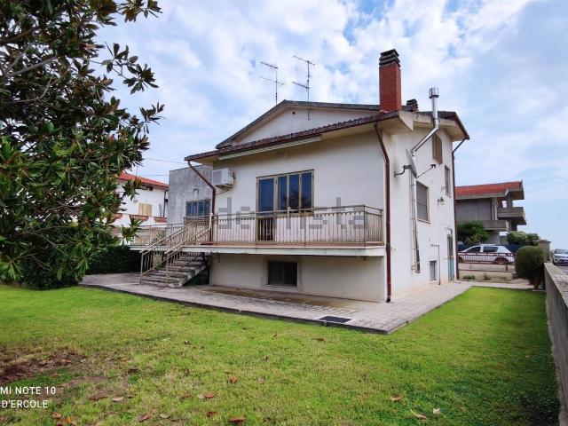 Case e ville in vendita di 263 m² in Via Tavoleto, 52