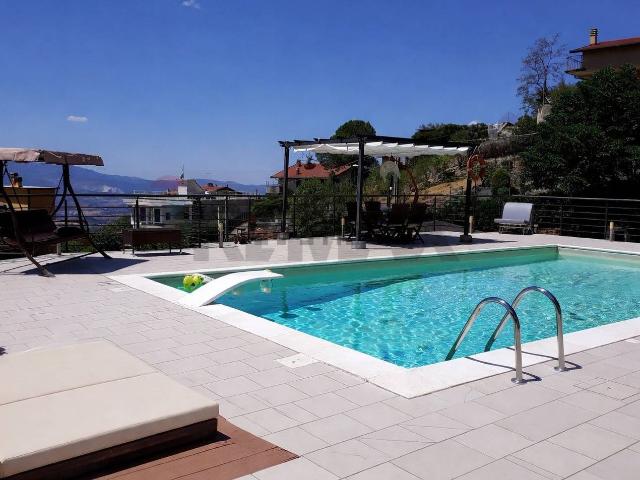 Case e ville in vendita di 264 m² in Via Capodimonte, 17