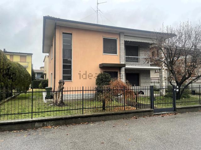 Case e ville in vendita di 264 m² in Via Andrea Lanzani