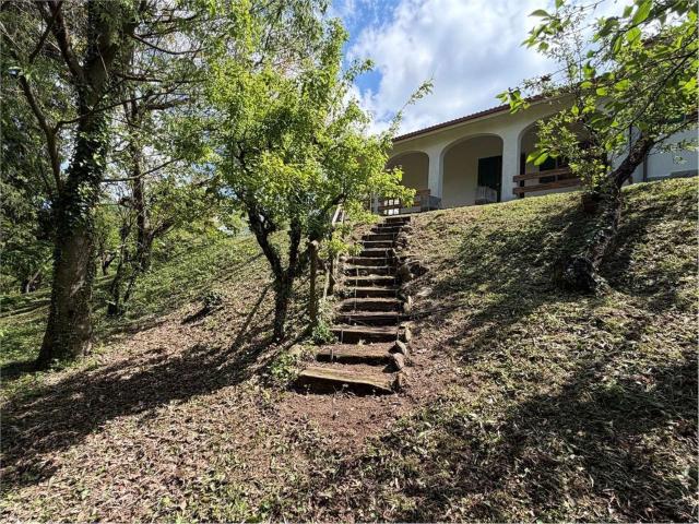 Case e ville in vendita di 264 m² in Via villa di cassano, 47