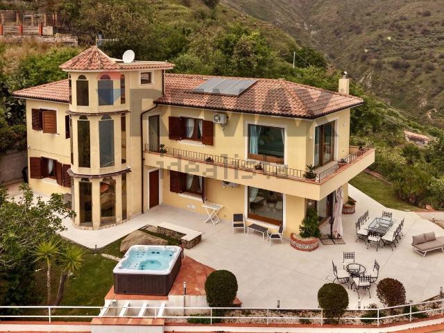 Case e ville in vendita di 264 m² in Viale dell&apos Unità d&apos Italia, 65