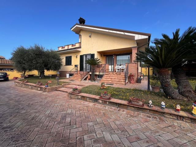 Case e ville in vendita di 265 m² in Via Colle Oppio, 19