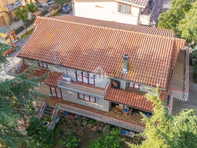 Case e ville in vendita di 265 m² in Via Casilina, 1842