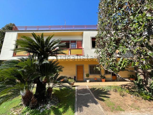 Case e ville in vendita di 265 m² in Via Bottasso