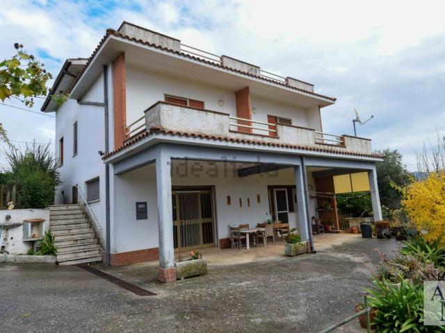 Case e ville in vendita di 265 m² in Via Giacomo Puccini