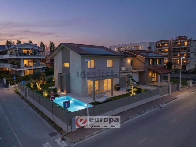 Case e ville in vendita di 265 m² in Via Giorgione