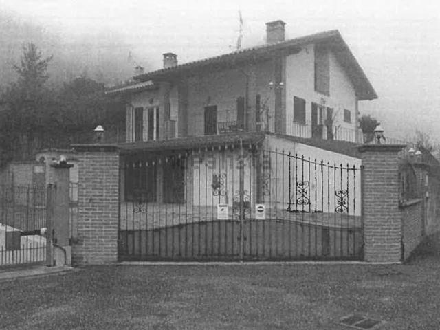 Case e ville in vendita di 265 m² in Via Don Biancotti