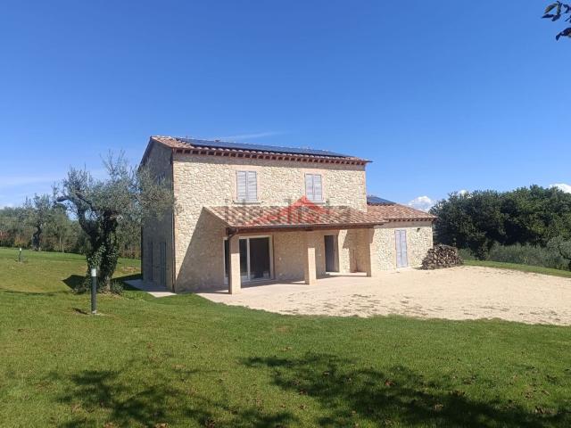 Case e ville in vendita di 265 m² in Via Ortana Vecchia