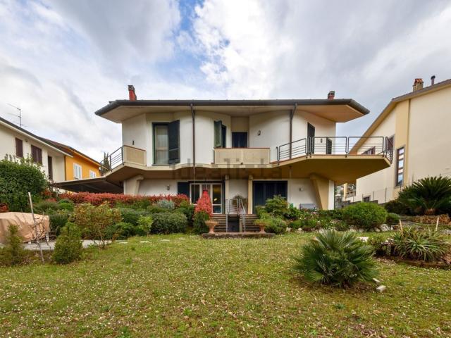 Case e ville in vendita di 265 m² in Via Luigi Rossetti, 6