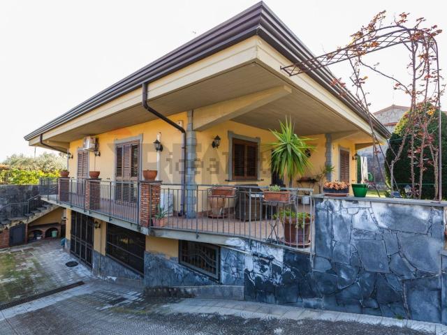 Case e ville in vendita di 265 m² in Via Pulei