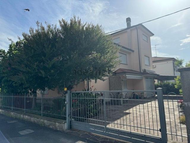 Case e ville in vendita di 265 m² in Viale E. Toti, 25