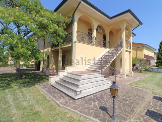 Case e ville in vendita di 265 m² in Piazza Ippolito Nievo, 1