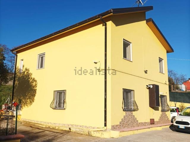 Case e ville in vendita di 265 m² in Strada Statale 407 Basentana