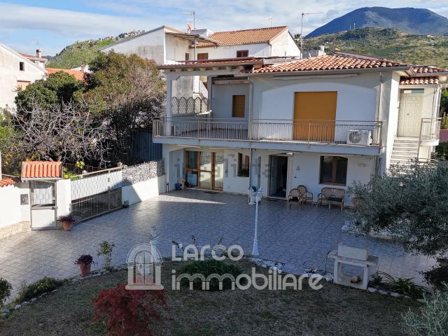 Case e ville in vendita di 266 m² in Via Cesare Consiglio