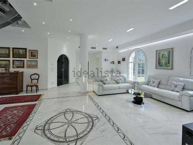 Case e ville in vendita di 266 m² in Via Cuneo, 4