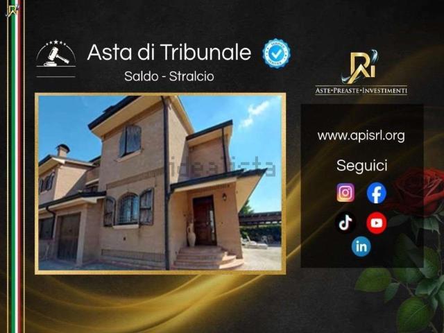 Case e ville in vendita di 266 m² in Via delle Macine, 26