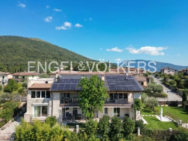 Case e ville in vendita di 266 m² in Via IV Novembre