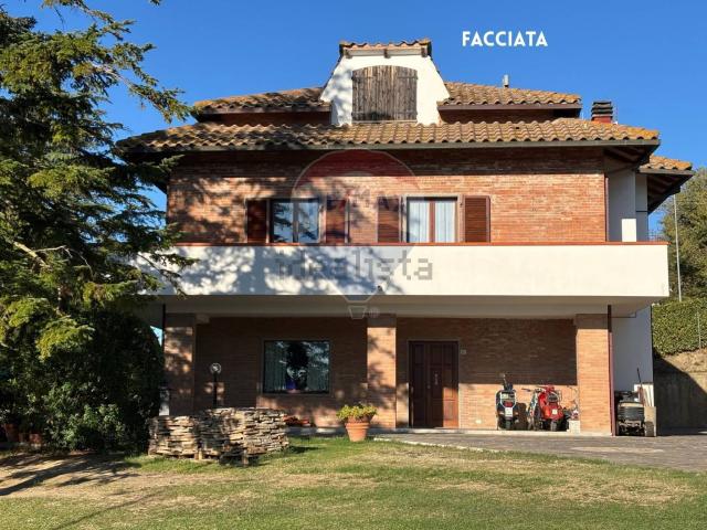 Case e ville in vendita di 266 m² in Via San Martino, 42
