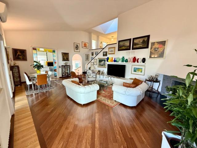 Case e ville in vendita di 266 m² in Via Piave, 61