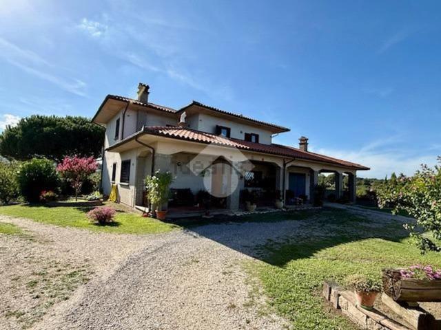 Case e ville in vendita di 266 m² in Strada Teverina
