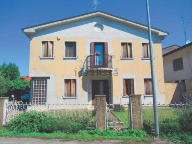 Case e ville in vendita di 267 m² in Via Confine