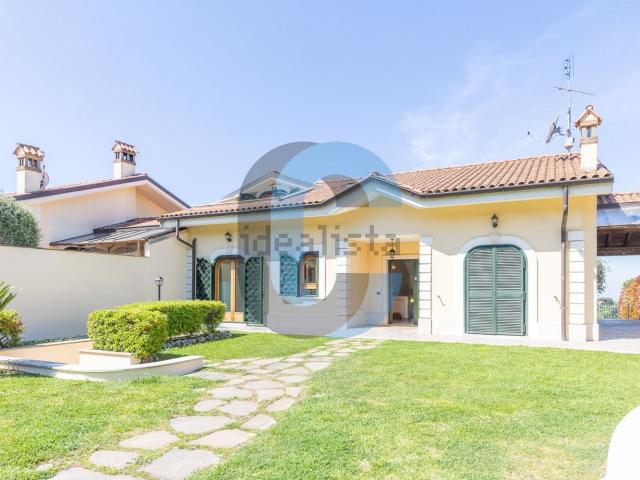 Case e ville in vendita di 267 m² in Via Padre Antonio Rocchi