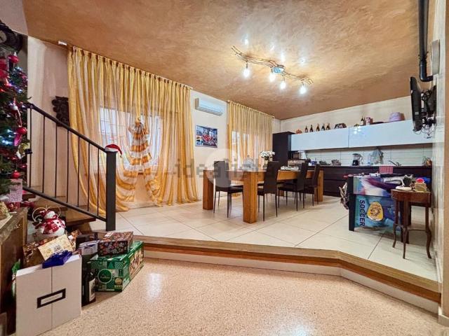 Case e ville in vendita di 268 m² in Via G. Leopardi, 11