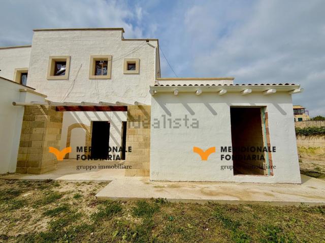 Case e ville in vendita di 268 m² in Via Lequile, 18