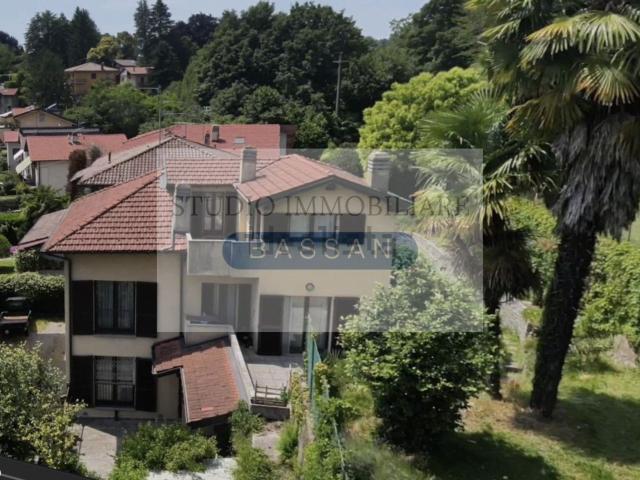 Case e ville in vendita di 269 m² in Via Alfredo Oriani