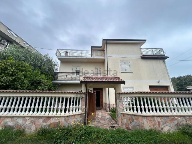 Case e ville in vendita di 270 m² in Traversa privata Gelonese