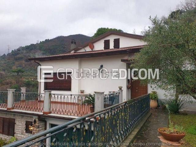 Case e ville in vendita di 270 m² in Via Codena
