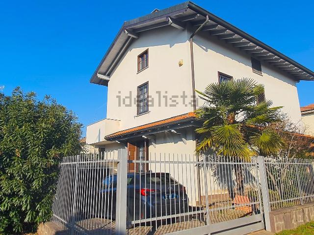 Case e ville in vendita di 270 m² in Via Como, 10