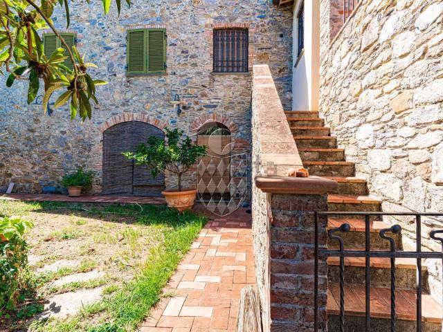Case e ville in vendita di 270 m² in Via Costro, 2