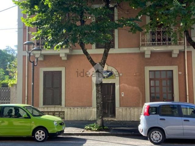 Case e ville in vendita di 270 m² in Via Camillo Corradini, 210