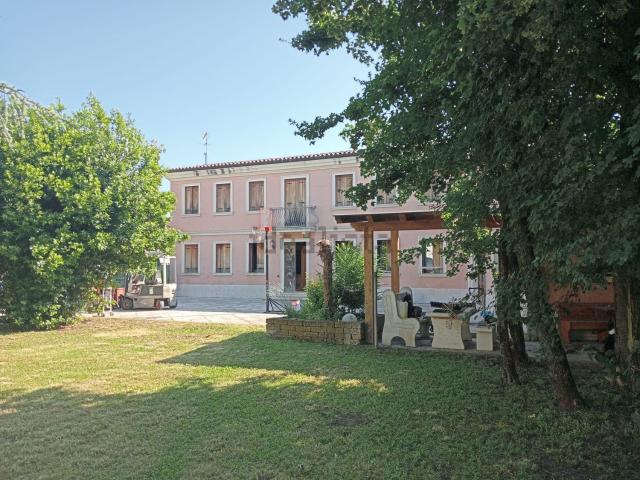 Case e ville in vendita di 270 m² in Via Canova