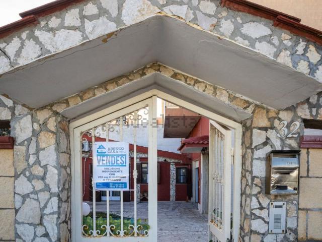 Case e ville in vendita di 270 m² in Via Canne