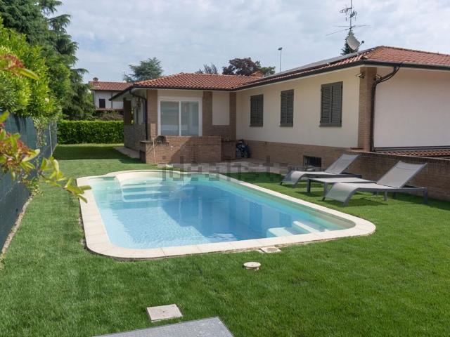 Case e ville in vendita di 270 m² in Via Aldo Moro, 11
