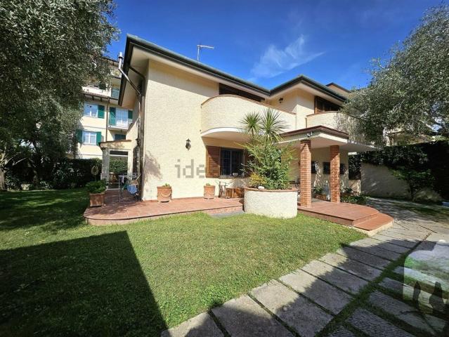 Case e ville in vendita di 270 m² in Via Alfieri, 13
