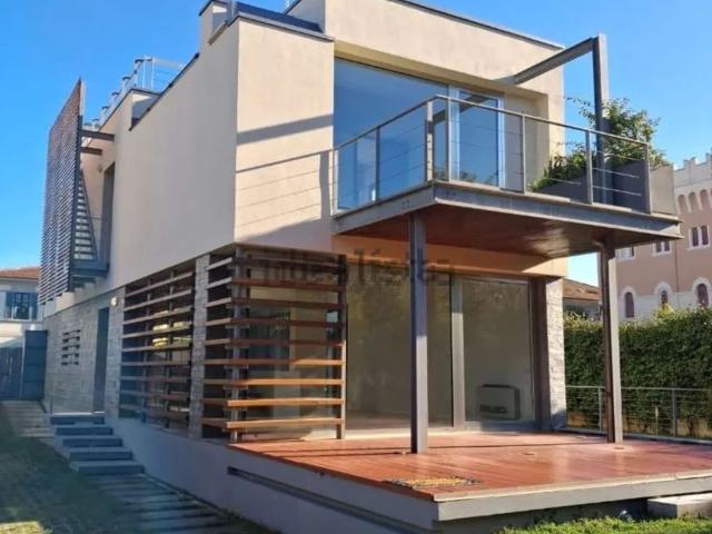 Case e ville in vendita di 270 m² in Via G. Battista Perasso, 17