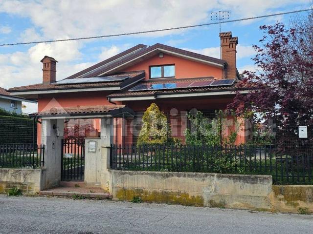 Case e ville in vendita di 270 m² in Via Giovanni Giolitti