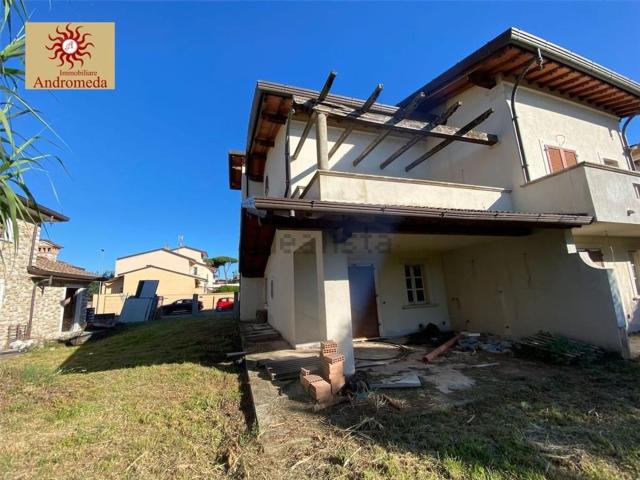 Case e ville in vendita di 270 m² in Via degli Olmi