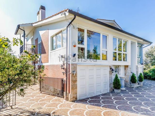 Case e ville in vendita di 270 m² in Via dei Glicini, 16