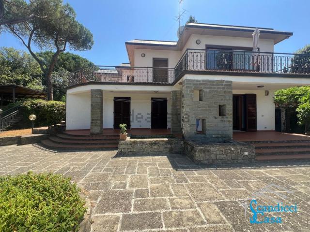 Case e ville in vendita di 270 m² in Via dei Pini